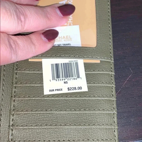 Michael Kors Ciara Duffle Solid olive green color set - Picture 11 of 15